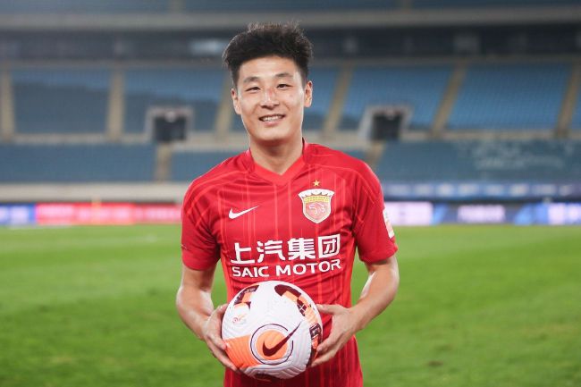 村后大片的农田，在经历了一个隆冬的蛰伏后，重新焕发了生机。